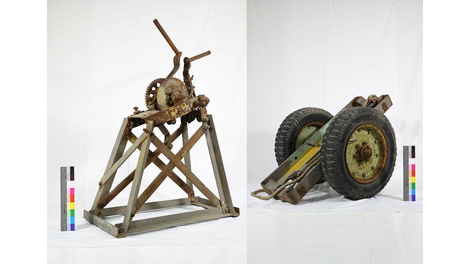 民國54年的人力手搖起重機(左)和人力兩輪電桿搬運車(右)。